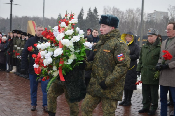 Накануне Дня защитника Отечества зеленоградцы возложили цветы к воинским мемориалам