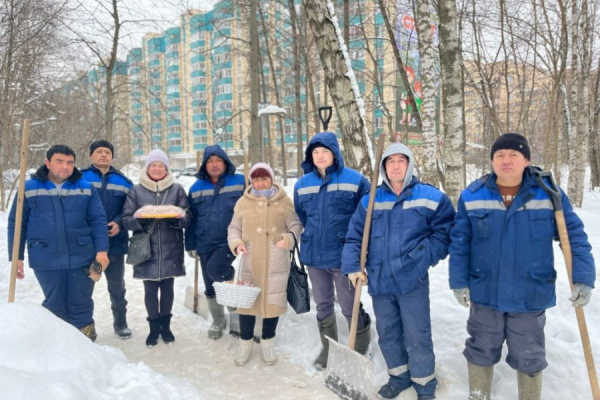 Жители района Матушкино поблагодарили дворников за работу