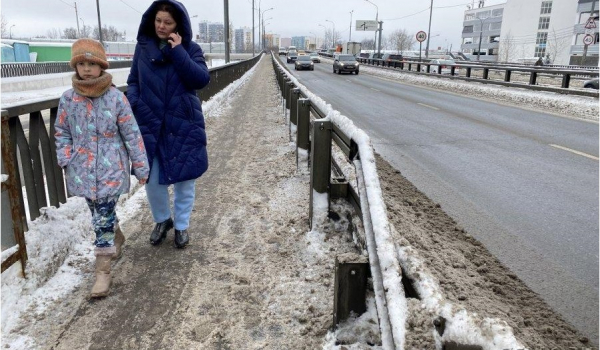 Пешеходная зона Старокрюковского моста убрана от снега