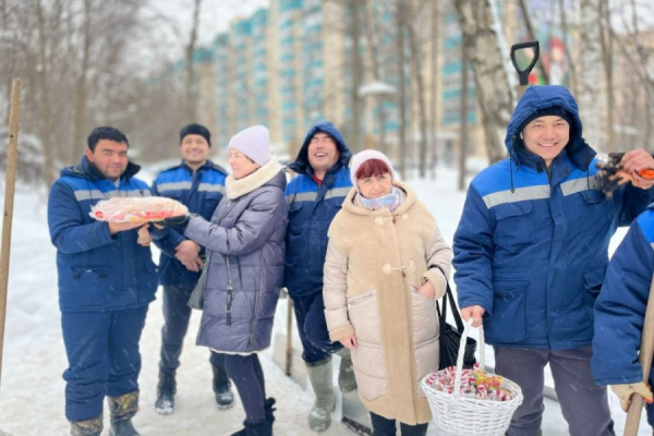 Жители района Матушкино поблагодарили дворников за работу