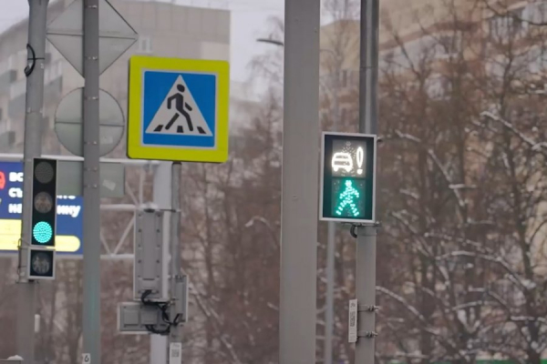 На пешеходных светофорах Зеленограда появились бело-лунные «машинки», предупреждающие о режиме «просачивания»