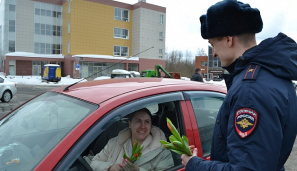 Инспекторы ГИБДД Зеленограда поздравили автоледи с Международным женским днем