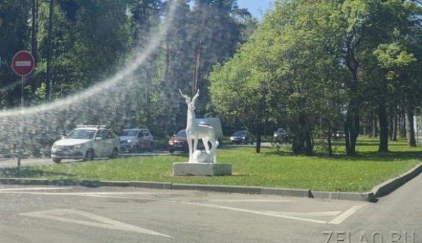На Московском проспекте установлена отреставрированная скульптура оленей
