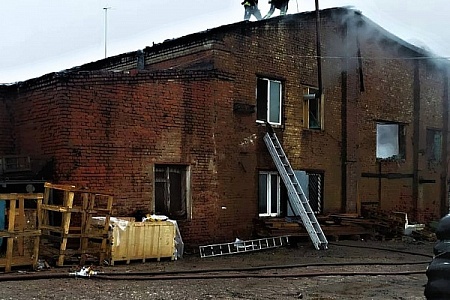 На Заводской улице сгорело производственное здание