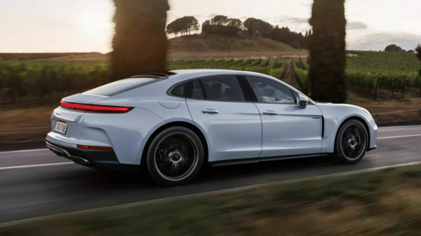 Семейство Porsche Panamera: две новые версии с мотором V8 Семейство Porsche Panamera: две новые версии с мотором V8