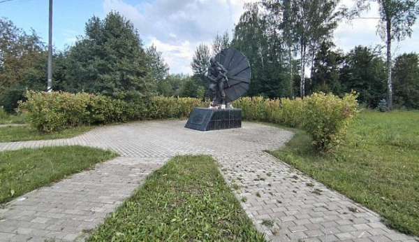 В Крюково привели в порядок территорию вокруг памятного знака Дмитрию Разумовскому