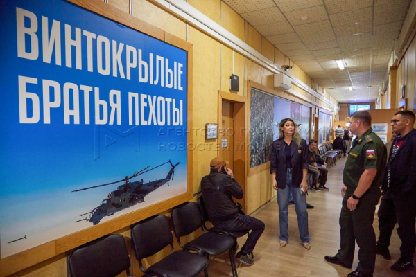 Депутат Госдумы Марина Ким посетила столичный пункт отбора на военную службу по контракту