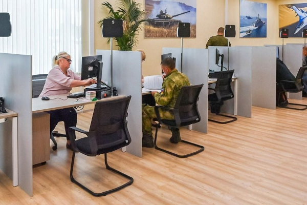 Музыкант Родион Газманов посетил Единый пункт отбора на военную службу в Москве
