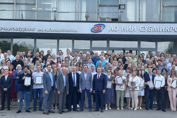 Префект Зеленограда поздравил «Субмикрон» с 35-летием
