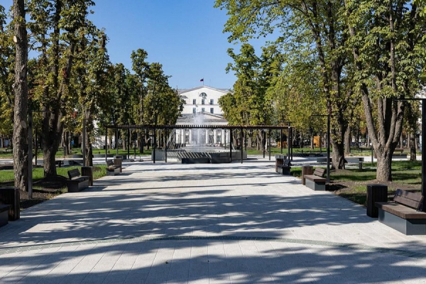 Московские коммунальщики привели в порядок парки и скверы в Донбассе и Луганске