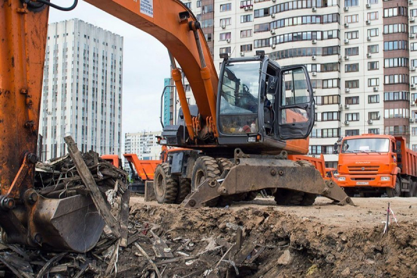 Овражную улицу вблизи многоквартирного дома в Зеленограде освободили от полуразрушенных объектов