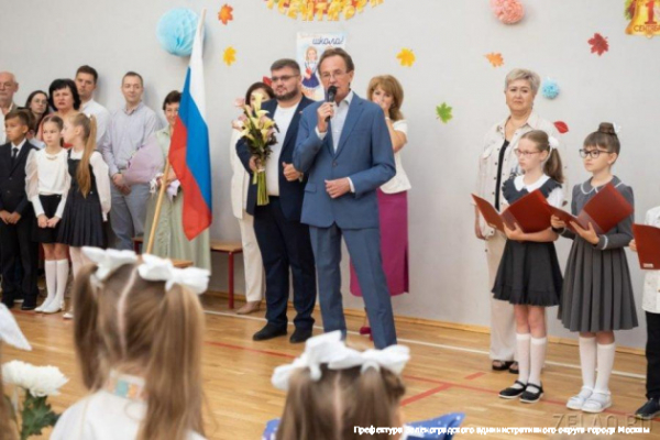 Префект Зеленограда поздравил первоклассников с началом школьной жизни
