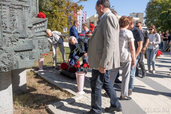 В Зеленограде прошло возложение к памятному знаку первостроителям