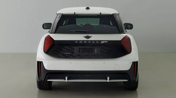 Драйверские JCW-версии электромобилей Mini Cooper и Aceman засвечены в Китае