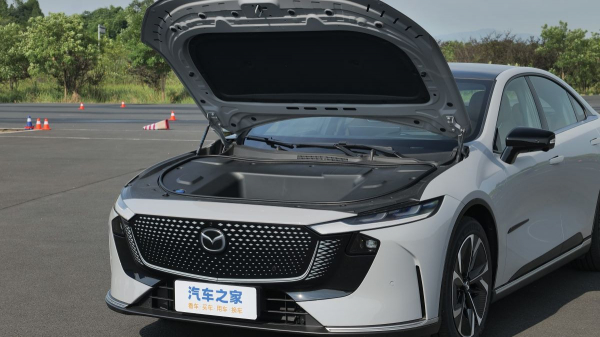 Совместный лифтбек Mazda EZ-6 выходит на рынок Совместный лифтбек Mazda EZ-6 выходит на рынок