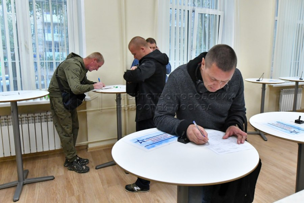 Певица Лада Дэнс встретилась с контрактниками в Едином пункте отбора на военную службу в Москве