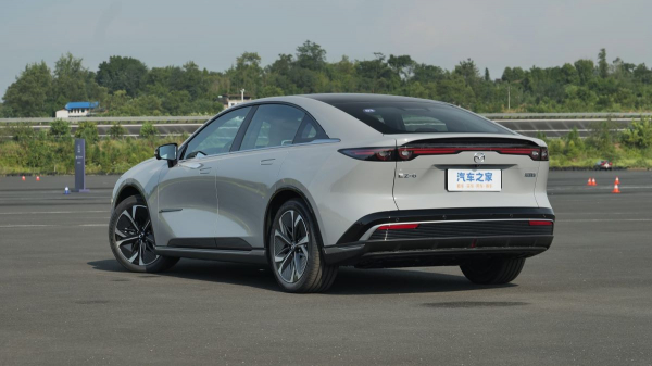 Совместный лифтбек Mazda EZ-6 выходит на рынок Совместный лифтбек Mazda EZ-6 выходит на рынок