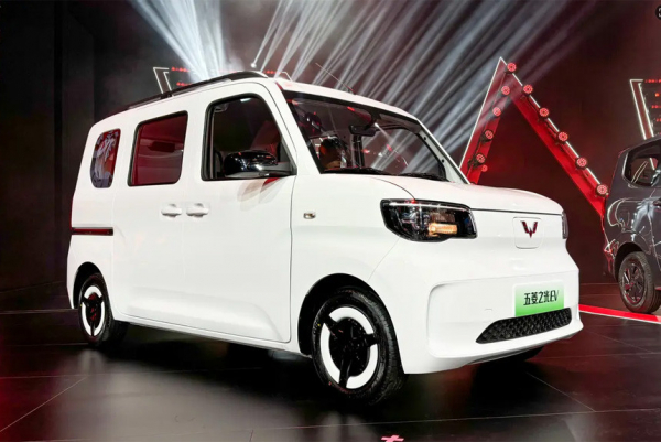 SAIC представил маленький и дешевый электровэн Wuling