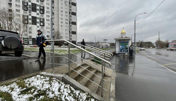 На лестнице у остановки «Храм Александра Невского» установили перилла