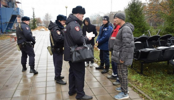 Пятерых мигрантов выселят из страны после проверки ремонтируемого военкомата