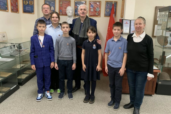 «Живя на земле, не теряй высоты…»