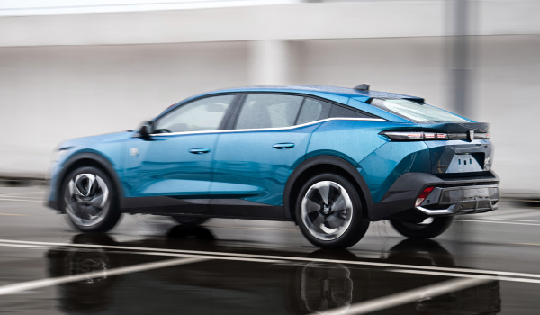 Кросс-лифтбек Peugeot 408X добрался до России: объявлена цена