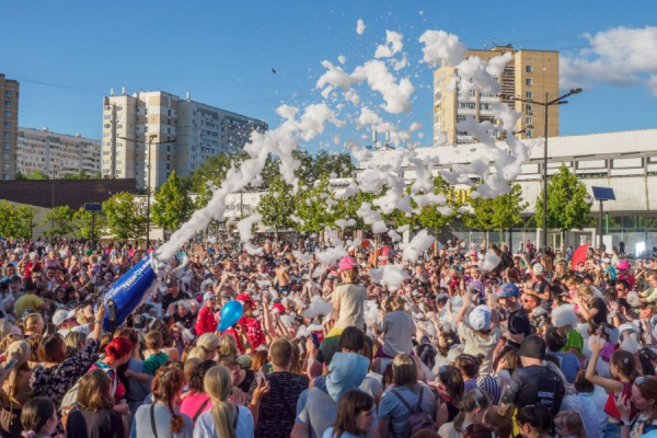 Пенная вечеринка состоялась на площади Юности