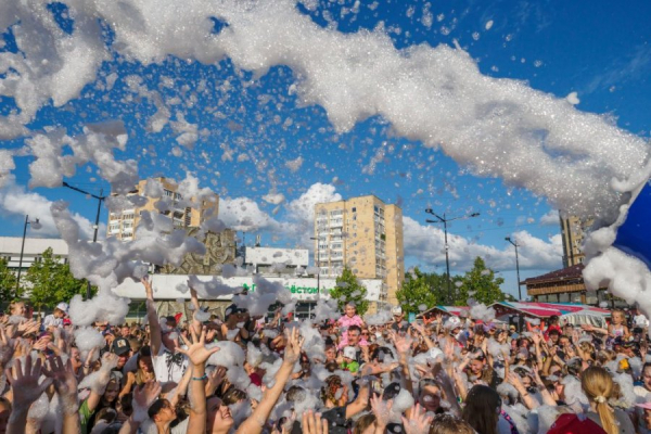 Пенная вечеринка состоялась на площади Юности