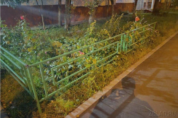 Газонные ограждения у корпуса 433 устанавливают по соображениям безопасности и просьбам жителей