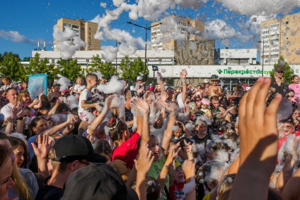 Пенная вечеринка состоялась на площади Юности