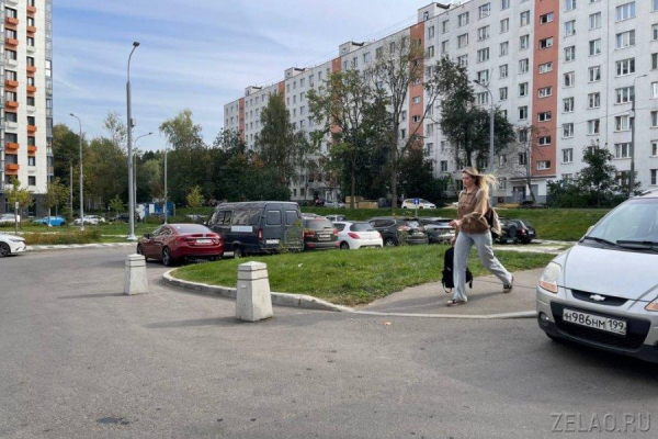 У корпуса 901б установили ограничители для упорядочивания парковки машин