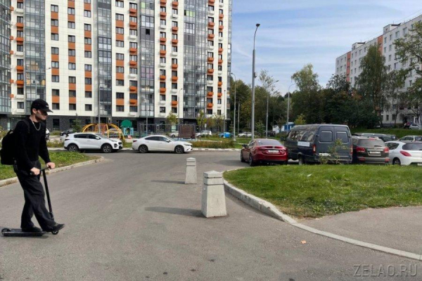У корпуса 901б установили ограничители для упорядочивания парковки машин