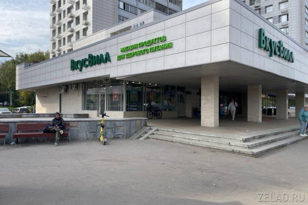 У торгового центра «1000 мелочей» перенесли парковку электросамокатов