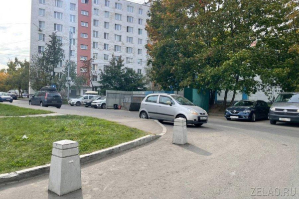У корпуса 901б установили ограничители для упорядочивания парковки машин