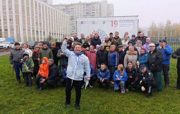 Зеленоградские папы в свой праздник высадили деревья у Михайловского пруда
