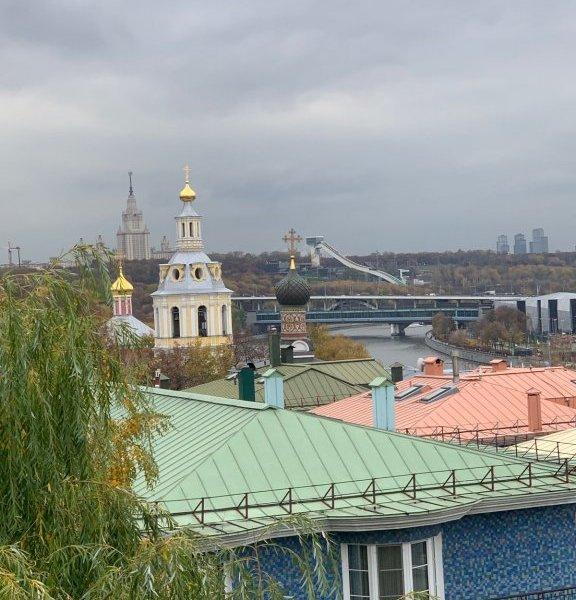 «На брезе реки Москвы, в горах…»
