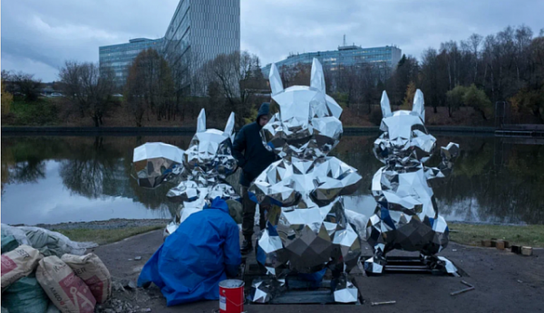 На берегу Большого городского пруда в Зеленограде установлен арт-объект белок