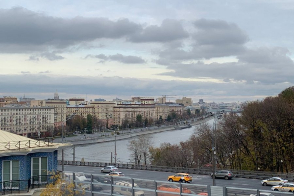 «На брезе реки Москвы, в горах…»