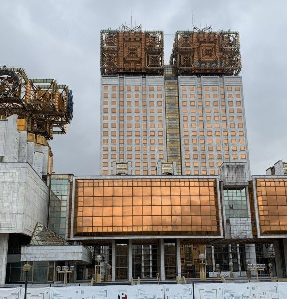 «На брезе реки Москвы, в горах…»