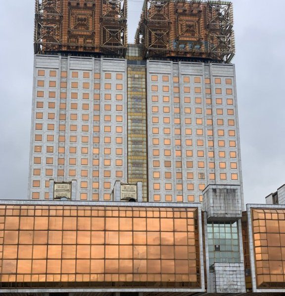 «На брезе реки Москвы, в горах…»