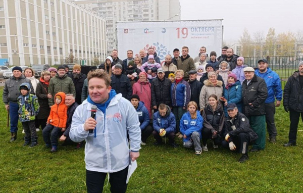 Зеленоградские папы в свой праздник высадили деревья у Михайловского пруда