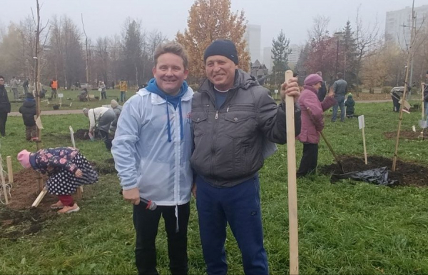 Зеленоградские папы в свой праздник высадили деревья у Михайловского пруда