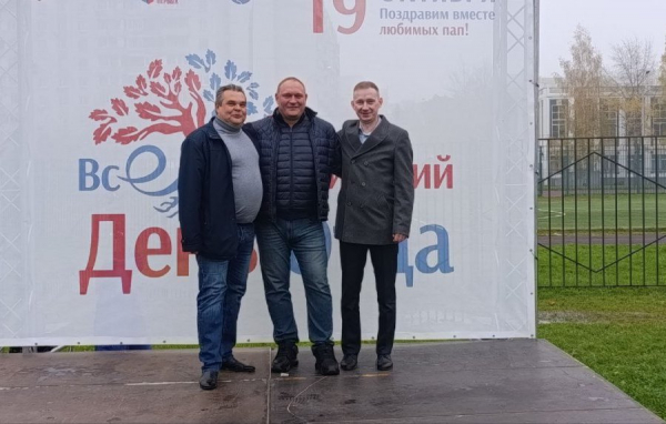 Зеленоградские папы в свой праздник высадили деревья у Михайловского пруда