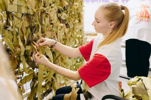 Москвичи вяжут теплую одежду и плетут маскировочные сети для бойцов СВО