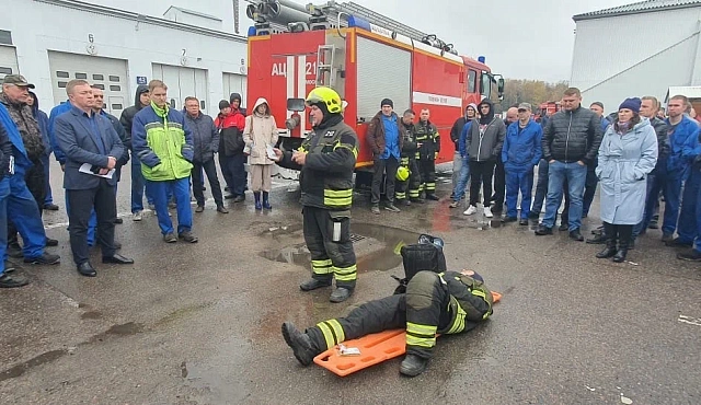 Пожарные Зеленограда продолжают проводить профилактические мероприятия на предприятиях