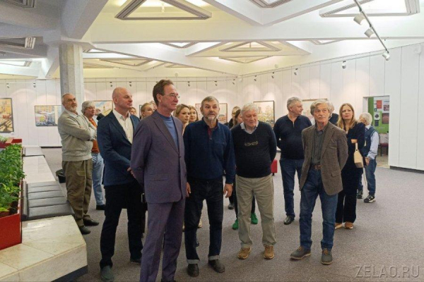Префект Анатолий Смирнов посетил две выставки в КЦ «Зеленоград»