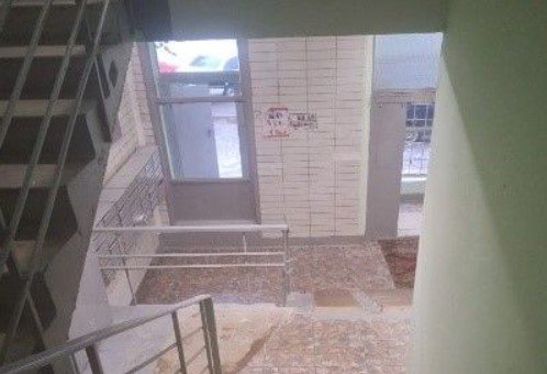 По требованию Мосжилинспекции подъезд дома в Зеленограде вернули в проектное состояние