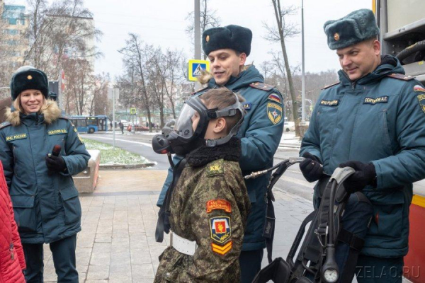 Фотовыставка к 35-летию МЧС открылась на площади Юности