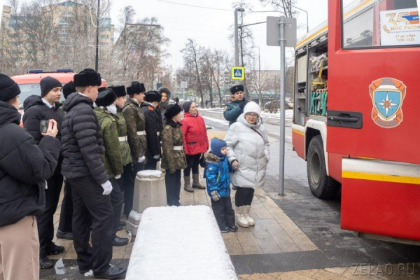 Фотовыставка к 35-летию МЧС открылась на площади Юности