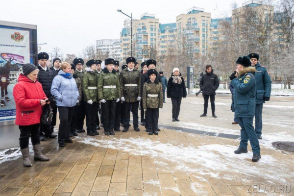 Фотовыставка к 35-летию МЧС открылась на площади Юности